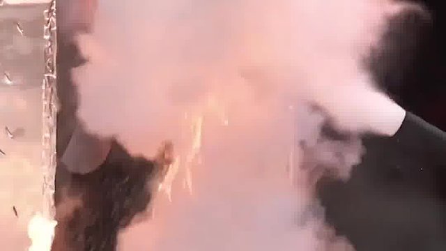 国外达人秀老人疯狂玩火