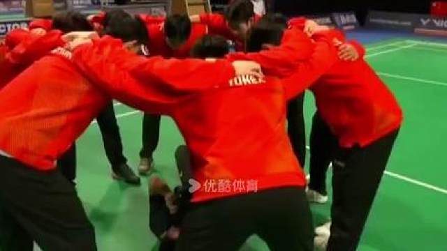 李诗沣、梁王组合带领国羽男团3-2战胜印度队赢下小组头名争夺战，小组第一挺入淘汰赛赛程