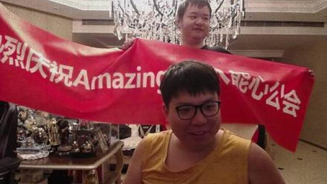 AJ签约能心前后姿态的态度对比，签之前：AJ播户外把脑子播坏了签之后：节目不让播了？