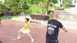 女子下腰過繩失敗驚險(xiǎn)跪地