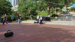 戶(hù)外跳繩互動(dòng)歡樂(lè)進(jìn)行
