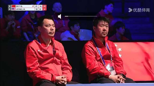『2026汤姆斯杯』1/4决赛

中国队vs马来西亚
第一盘，石宇奇2-1（21-10、16-21、
