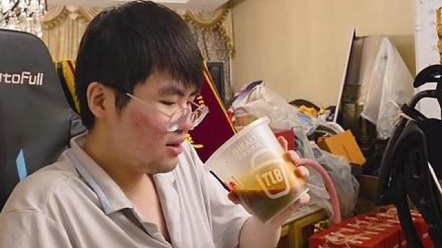 姿态和AJ互相给对方做黑暗料理，结果大姿庄园全军覆没，AJ户外团队绝对有态度