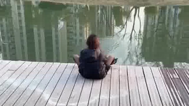 偷偷的