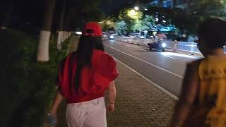 發(fā)現(xiàn)路邊大灘狗屎驚嘆無人踩中