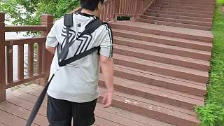 灰衣男拖輪胎帶隊引關注