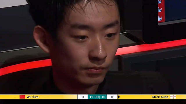 这两杆失误有些可惜！ 第三阶段末盘吴宜泽状态下滑，连续失误送出机会，未能以12-10领先艾伦。 凌晨
