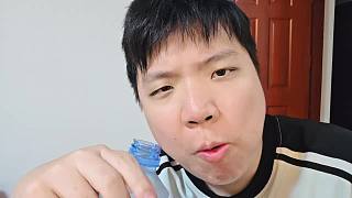 扶樓梯緩慢下行保持平衡