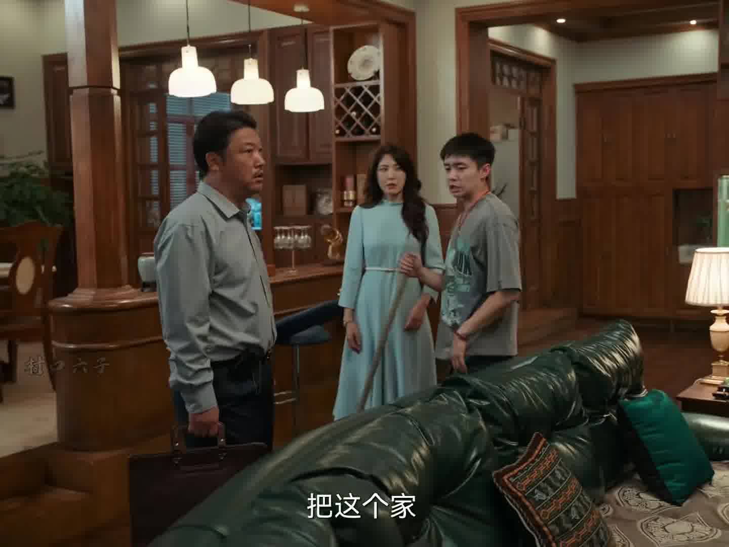 当李肆突然变勤快在家拖地