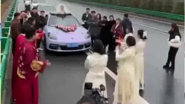高速停车接亲，这是要喜事变白事？？