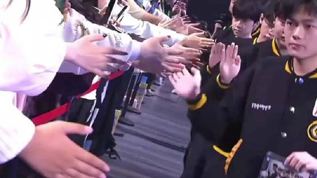 今天狼队赛前拍手，有粉丝故意跳拍清清。
跳拍澄清（视频二）
 ​​​