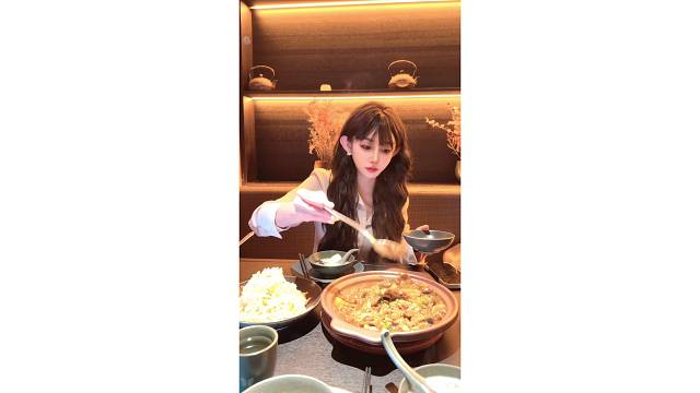 《吃遍上海滩》系列：主播梦鸽走访传熹·胶东菜  味道还行 #上海主播  #梦鸽 #歌舞全能 #女歌手