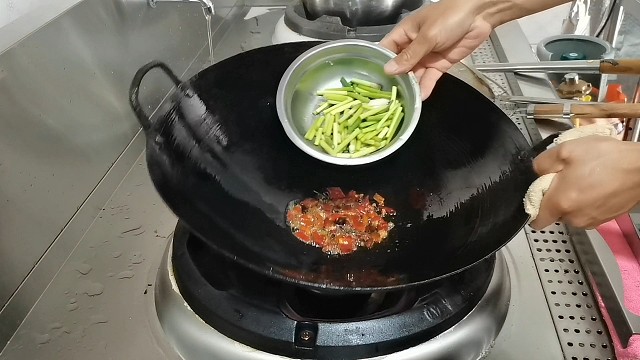 厨师学校毕业的19岁小伙，学厨2年，来饭店挑战9800高薪