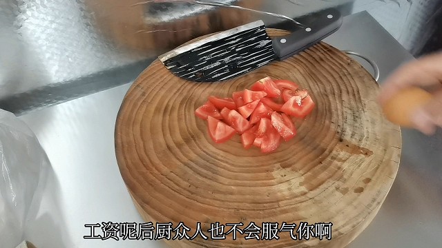 面点师傅要8600，老板看了他做的老式鸡蛋面，一口没吃，