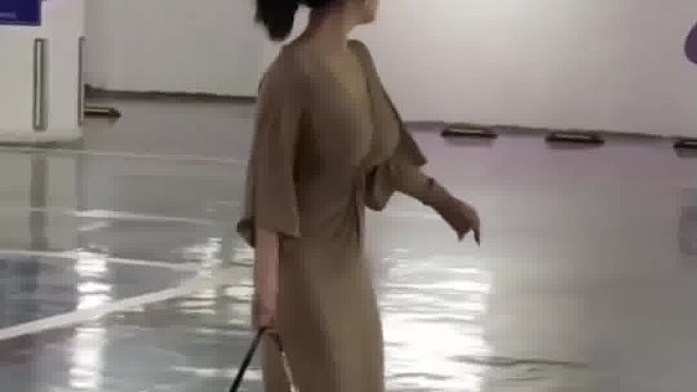 停车场美女