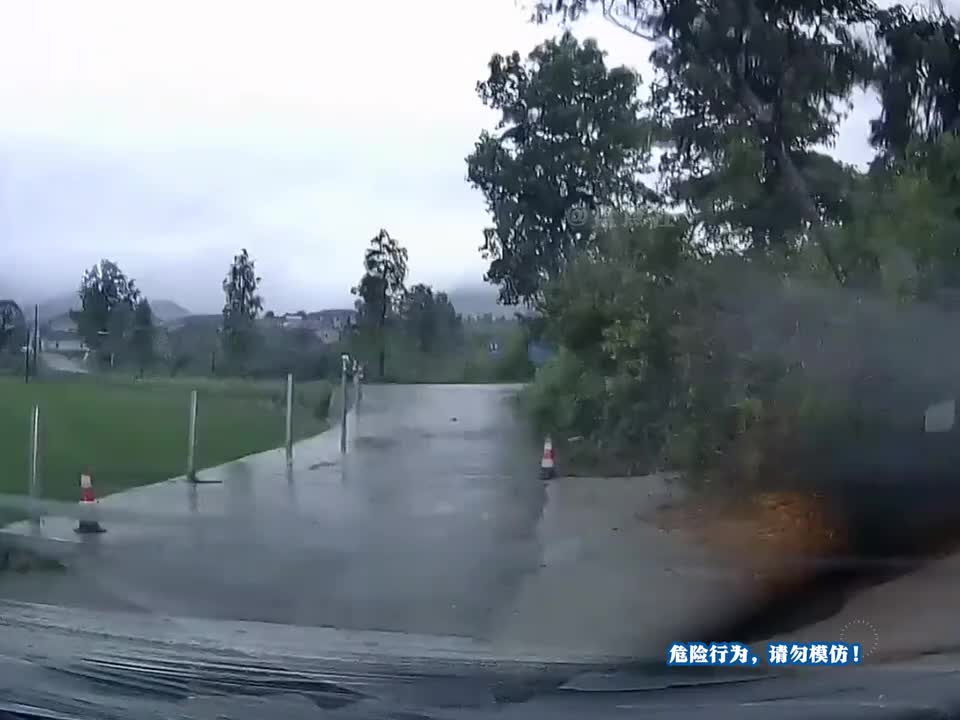 监控记录下的奇葩车祸现场