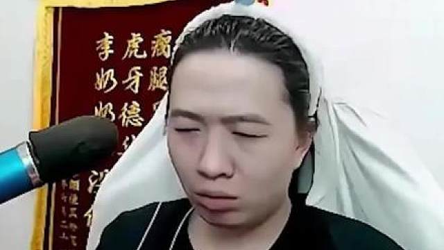 从“土鸡”到“顶流”，一个让全网戴上“痛苦面具”的男人。