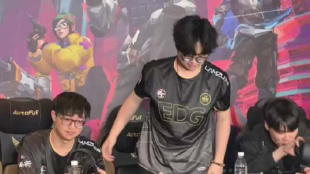 赛后采访合照环节
教练拍了拍康康的肚子
 ​​​