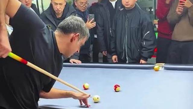 中八的风还是吹到了斯诺克赛场，奥沙利文狂炫跳球，虽然犯规却很酷炫