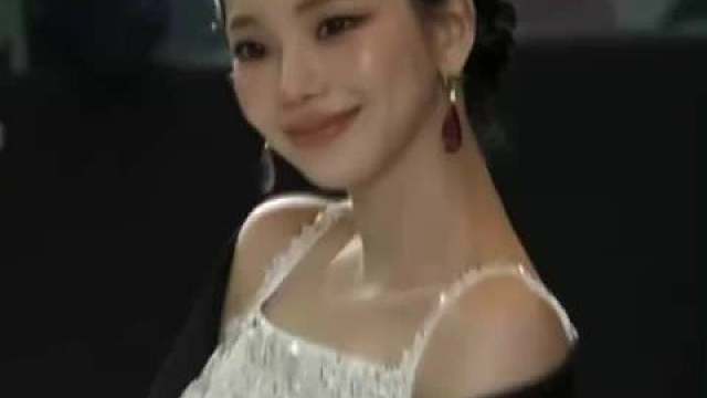 今天的柳智敏MetGala红毯盘发，美的造型太在线了！ ​​​