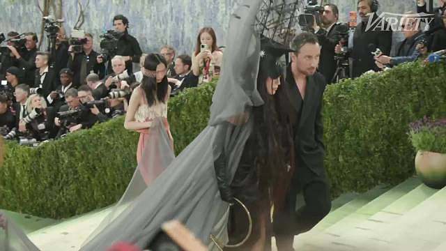 Madonna在Met Gala 2026身着一套Anthony Vaccarello为Saint 