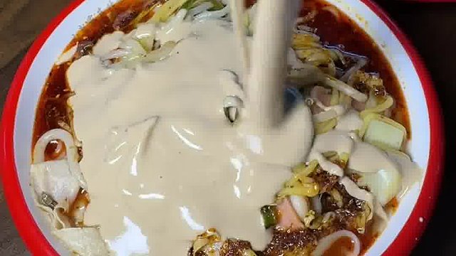 吃到了巨好吃的东北黏糊麻辣烫！一大碗麻辣烫加满麻酱和辣椒油吃上一大口直接香迷糊了