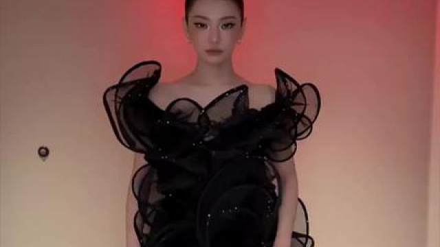 宁艺卓MetGala红毯造型来了‼ 宁艺卓今日MetGala红毯造型视频来了，身穿Gucci特别定制礼服搭配BVLGARI Serpenti珠宝亮相，完全女王