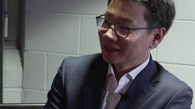 独家专访 中国斯诺克新王诞生：吴宜泽，22岁的世界冠军 当地时间5月4日，在2026斯诺克世锦赛决赛中，22岁的中国选手吴宜泽力克前冠军肖恩·墨菲，成为赛事历史上第二年轻的冠军。赛后，吴宜泽在接受CGTN记者李建华专访时表示：当你热爱一件事，靠着努力与竞争去争取它，那份发自内心的愉悦感，于我而言就是最重要的指南。