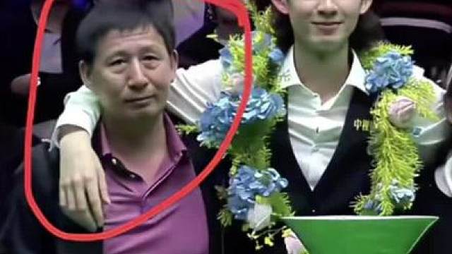吴宜泽挺进比赛八强，最激动的是父亲吴杰品。为支持儿子斯诺克梦想，吴父效仿丁俊晖父亲，卖掉唯一住房，带他南下东莞训练，进入丁俊晖台球学院。高额费用很快耗尽房款，他便一天打三份工——白天工厂搬货，晚上开出租，凌晨卸货送货，每日睡眠不足4小时。 
2021年吴宜泽获职业资格，面对赴英参赛的30万天价费用，吴父借钱贷款也要支持。直至吴宜泽拿下国锦赛冠军，家中经济才缓解。赛后视频中，这位西北汉子哽咽落泪，卸