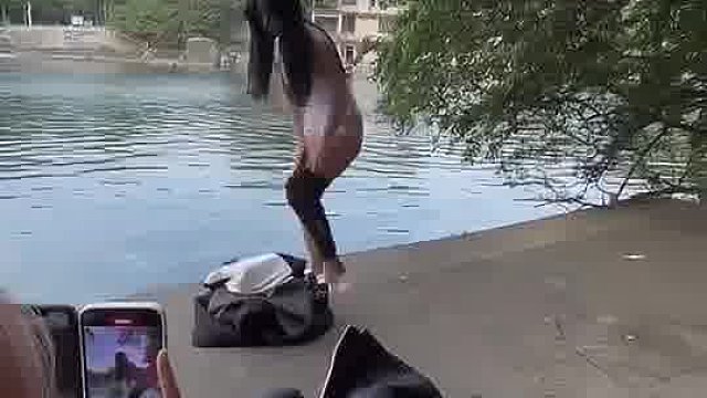 不是跳水吗，就这么拍进去啊，算了，那条绳是干嘛用的