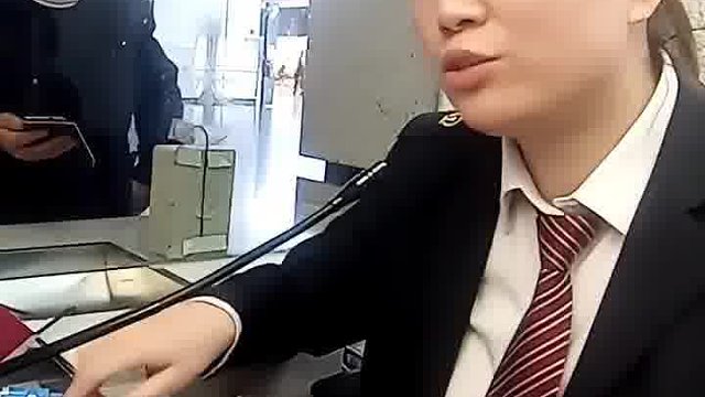 给她加工资，涨工资