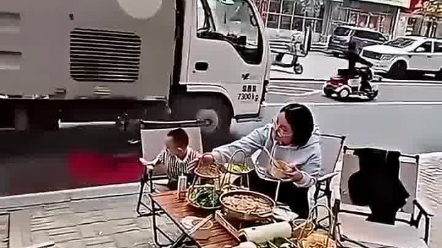 故意的吧？！摆着手都不听，硬生生在火锅边撒了个水