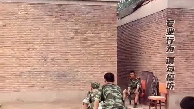 三人合力翻越围墙