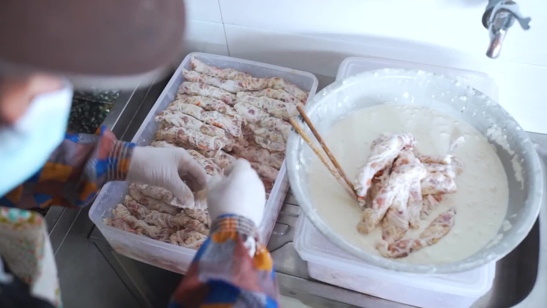 这家店用猪网油做小吃20多年，一开门就排队，4元1条可卖几千条