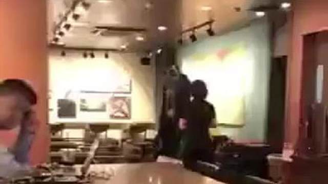 黑人小哥在星巴克大放音乐，日本小伙温柔回击