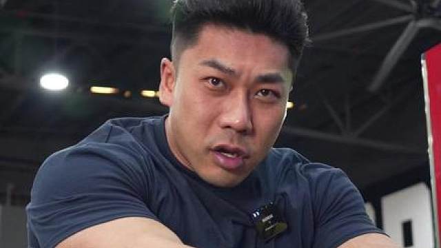 你想动作熟练那就得多练习 从新手到老手 我个人认为应该是先多练再少练 这里的少指的是动作和组数甚至是训练频率 而不是重量