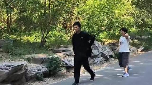 他是数学界的传奇，更是纯粹初心的践行者。少年时两夺国际奥数满分金牌，年少成名却不骄不躁；深耕学术，斩获丘成桐竞赛多项金奖，解锁百年数学难题。他衣着朴素，三餐简单，将全部精力倾注于数学研究，拒绝名利诱惑，坚守学术本心。在浮躁的时代里，他以专注为笔，以热爱为墨，书写着属于知识分子的纯粹与坚守，成为无数人心中的精神榜样。