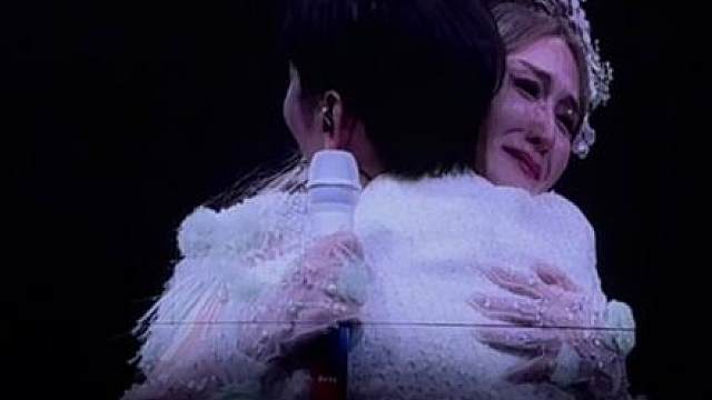 谢娜的第一场演唱会，何炅怎么会缺席！瞒着所有人挤出时间到了现场的何老师，快乐家族一同框立马梦回十年前