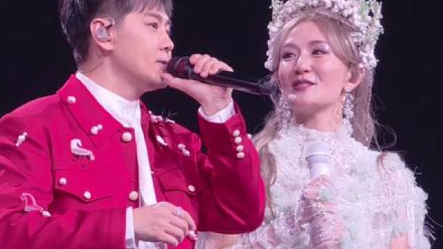 谢娜成都演唱会，林志颖合唱《十七岁的雨季》青春瞬回!