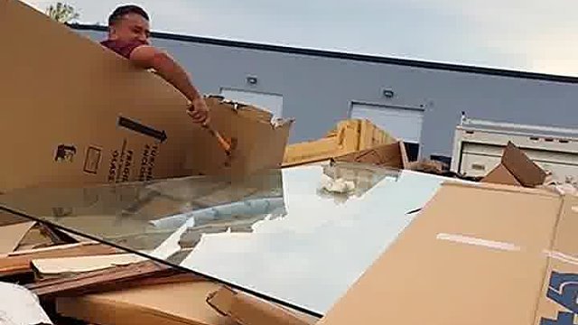 把玻璃给他破坏掉
