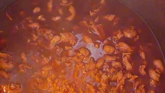 在哈尔滨学院路街边上卖的红烧卤肉饭，看得我口水直流
