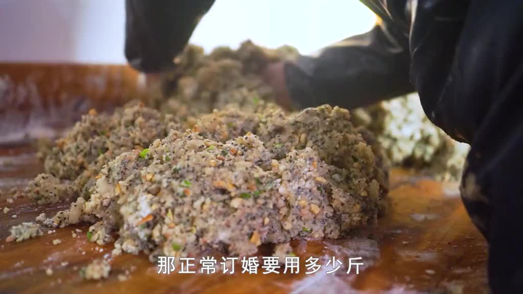 闽东的婚嫁习俗中，但凡女子出嫁，家中父母都要准备礼饼送给宾客