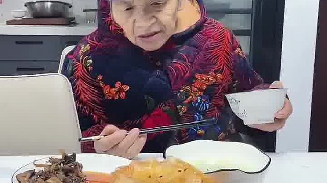 晚上加班，让外婆先吃，回来发现所有菜都没翻动只吃一边