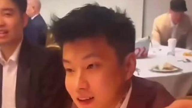 吴宜泽世锦赛夺冠庆功宴 庆功宴现场，肖国栋，斯佳辉，赵心童等中国球员欢聚一桌。老大哥丁俊晖不知道有没有去