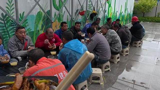 回锅肉太下饭了，但又遇到下雨天，居然没卖完