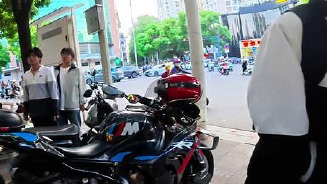 很少有女孩子喜欢 骑机车上学 m1000rr