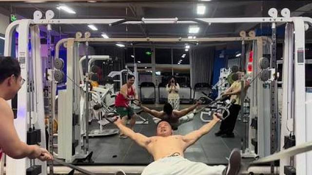 龙门架夹胸勉勉强强做五个