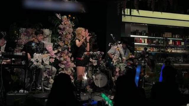 握紧你的手 不怕夜更迭