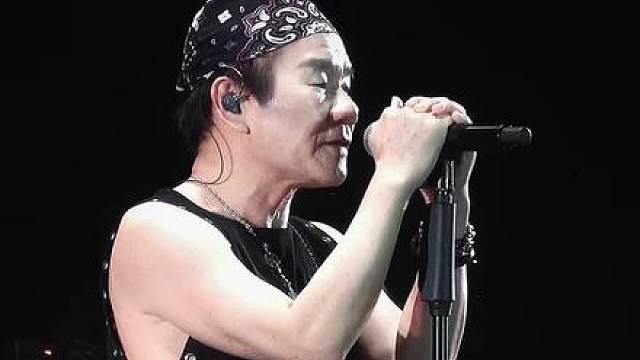 “只是 爱要怎么说出口 我的心里好难受”