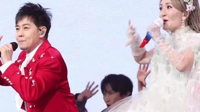 谢娜成都演唱会惊喜嘉宾林志颖《不是每个恋曲都有美好回忆》